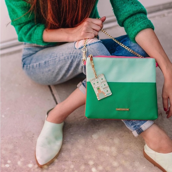 Cant’t Clutch This Reversible Color Block Clutch - Picture 2 of 4